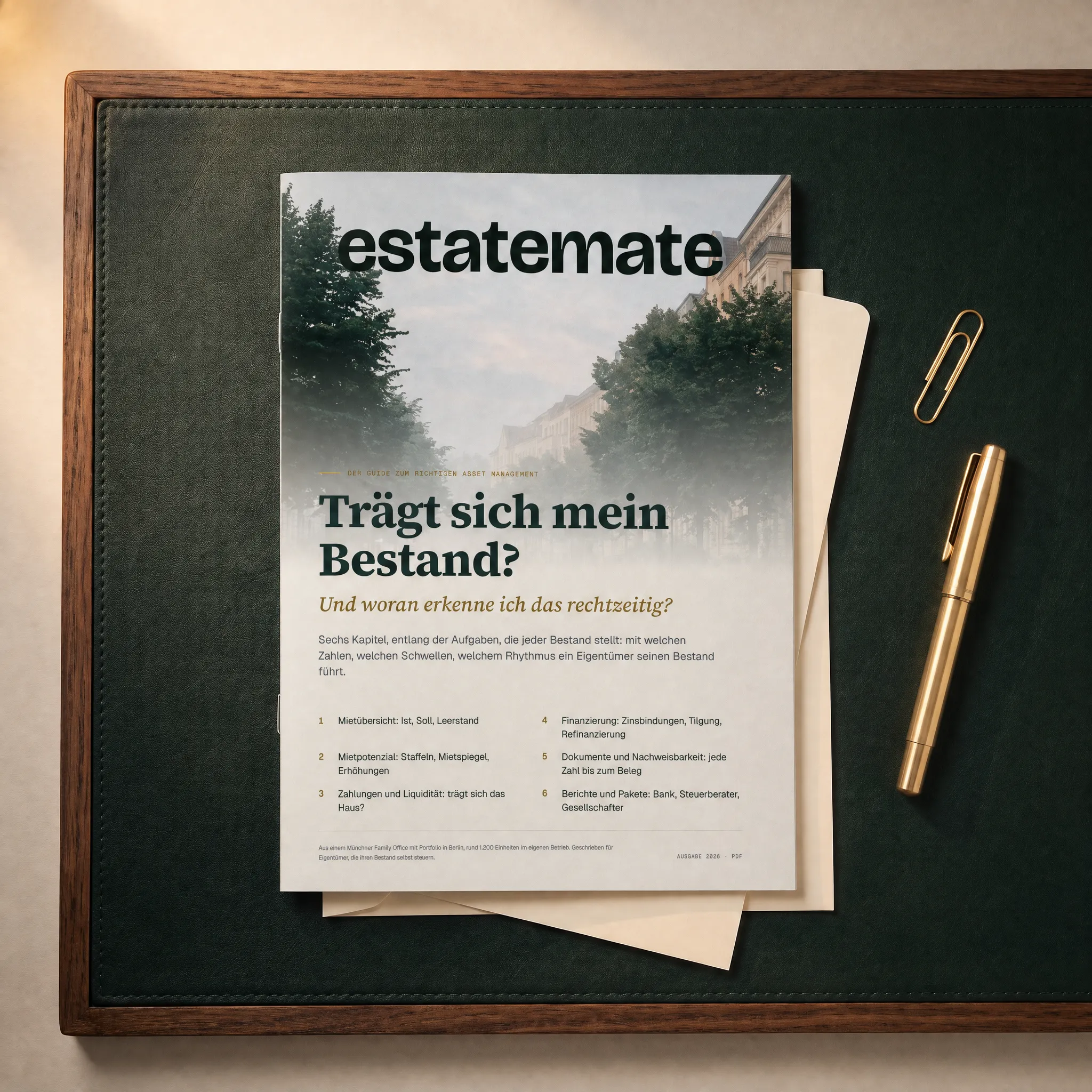 Das White Paper „Trägt sich mein Bestand?“ als gedrucktes Heft auf einem Schreibtisch